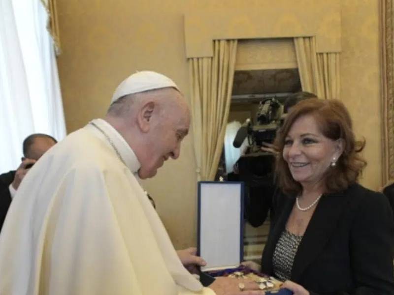 La periodista Valentina Alazraki recibe condecoración por el Papa Francisco