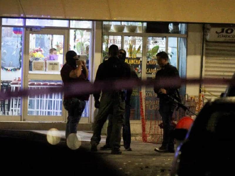 Video: Ladrones asaltan tienda disfrazados de policías; hay dos detenidos